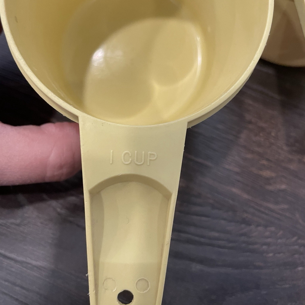 Vintage Tupperware Set of 5 Yellow Measuring Cups - Picture 4 of 8